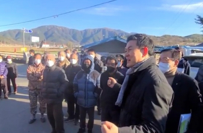 쌍백·삼가면 지역 주민 만나는 김태호 의원. *재판매 및 DB 금지