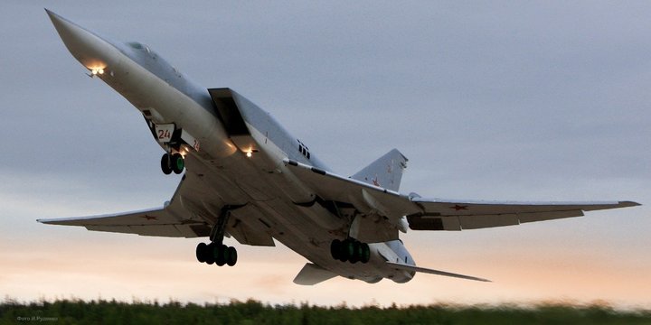 [서울=뉴시스]핵 탑재가 가능한 러시아의 장거리 폭격기 Tu-22M3의 모습. Tu-22M3 장거리 폭격기 2대가 18일 서방과의 긴장 속에서 러시아와 벨라루스 간 긴밀한 방위 관계를 강조하기 위해 벨라루스 상공을 순찰 비행했다. <사진 출처 : 더 내셔널 인터레스트> 2021.12.18