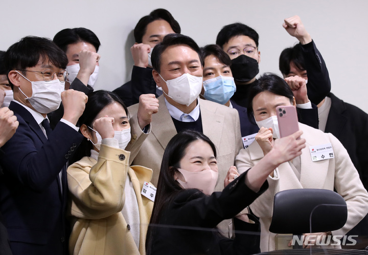 [서울=뉴시스] 전신 기자 = 윤석열 국민의힘 대선 후보가 18일 서울 여의도 국회 의원회관에서 열린 청년보좌역 공개 모집 현장을 격려 방문해 면접자들과 기념촬영하고 있다. 2021.12.18. photo1006@newsis.com