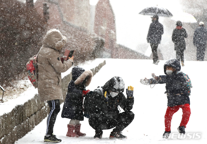 아빠를 집중공격 해볼까[서울=뉴시스] 조수정 기자 = 올 겨울 첫 대설주의보가 발령된 18일 오후 서울 서대문구에서 어린이들이 엄마아빠와 눈싸움을 하고 있다. chocrystal@newsis.com