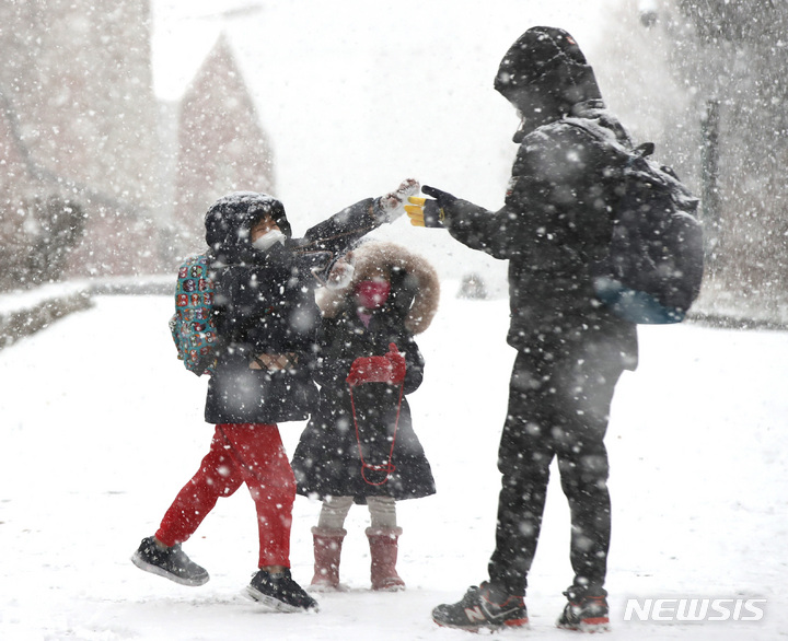 아빠 내 눈을 받아라![서울=뉴시스] 조수정 기자 = 올 겨울 첫 대설주의보가 발령된 18일 오후 서울 서대문구에서 어린이들이 엄마아빠와 눈싸움을 하고 있다. chocrystal@newsis.com