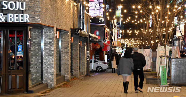 [광주=뉴시스] 변재훈 기자 = 광주 서구 치평동 번화가에 인적이 끊긴 모습이다. 2021.12.18. wisdom21@newsis.com