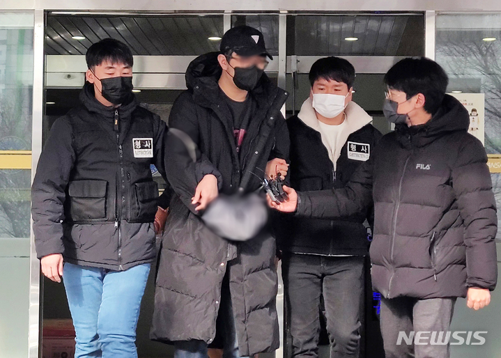 [안산=뉴시스] 박종대 기자 = 18일 오후 경기 안산단원경찰서 유치장에서 아동성범죄자 조두순(69)을 폭행한 혐의로 구속영장이 신청된 20대 남성 A씨가 구속 전 피의자심문(영장실질심사)를 받으러 이동하기 위해 경찰 호송차로 이동하고 있다. 이날 법원은 "범죄 혐의가 소명되고 도주가 우려된다"며 A씨에 대한 영장을 발부했다. 2021.12.18. pjd@newsis.com