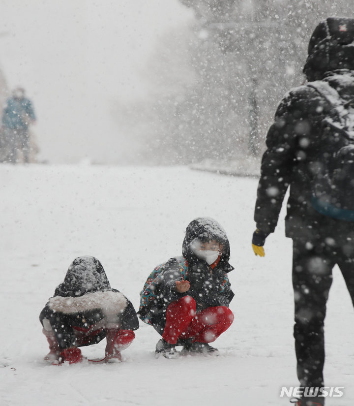 꼼지락 꼼지락 고사리 손으로 눈을 뭉쳐보자[서울=뉴시스] 조수정 기자 = 올 겨울 첫 대설주의보가 발령된 18일 오후 서울 서대문구에서 어린이들이 엄마아빠와 즐거운 시간을 보내고 있다. chocrystal@newsis.com