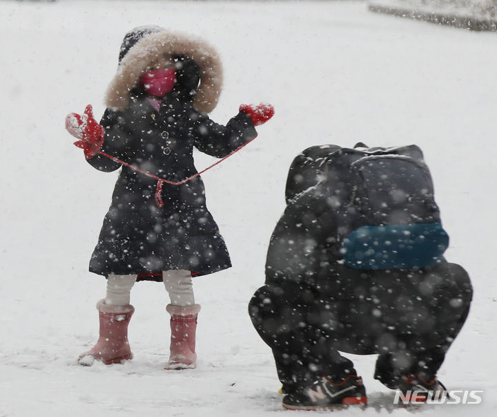 '아빠 눈이야 눈!' [서울=뉴시스] 조수정 기자 = 올 겨울 첫 대설주의보가 발령된 18일 오후 서울 서대문구에서 어린이들이 엄마아빠와 눈싸움을 하고 있다. chocrystal@newsis.com