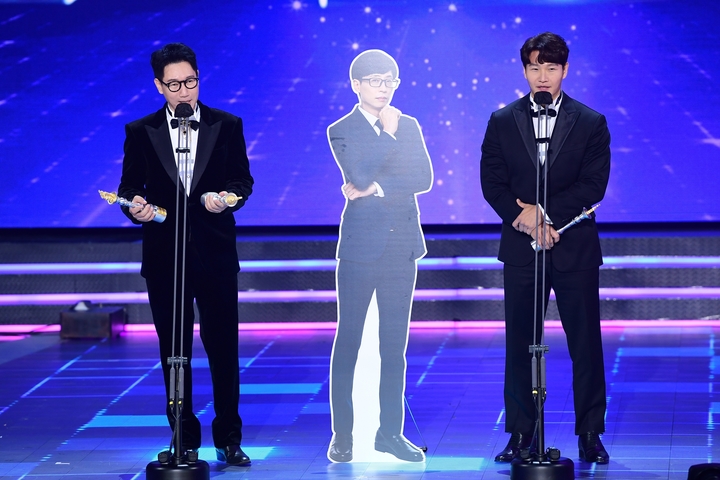 [서울=뉴시스] '2021 SBS 연예대상' 올해의 예능인상 지석진, 유재석, 김종국. 2021.12.18. (사진= SBS 제공) photo@newsis.com*재판매 및 DB 금지 *재판매 및 DB 금지