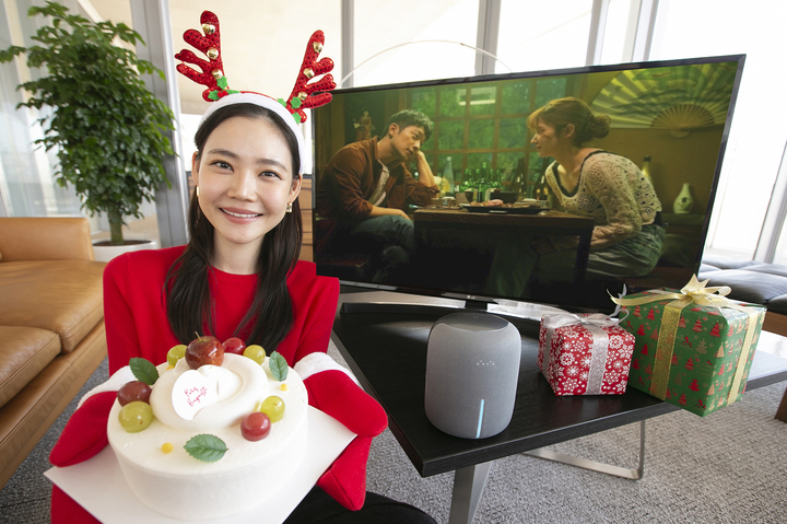 KT는 크리스마스와 연말을 맞아 장기화된 코로나19로 지친 고객을 응원하기 위해 다채로운 이벤트를 준비했다고 19일 밝혔다. 모델이 KT의 올레 tv에서 진행되는 크리스마스 이벤트를 설명하고 있다.(사진 : KT 제공) *재판매 및 DB 금지