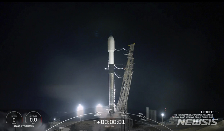 [반덴버그우주군기지(미 캘리포니아주)=AP/뉴시스]스페이스X의 팰컨9 로켓이 18일 새벽(현지시간) 캘리포니아주 반덴버그 우주군기지에서 발사되고 있다. 팰컨9 로켓은 이날 세계의 빈곤 지역에 인터넷 접속을 제공하기 위해 수년 간 구축해온 위성 기반 글로벌 인터넷 시스템 스타링크 인터넷 위성 52개를 궤도에 안착시켰다. 2021.12.19