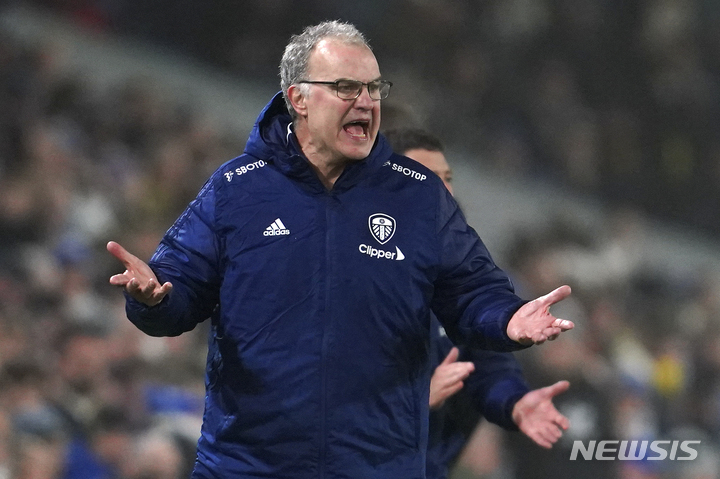 [리즈=AP/뉴시스] 마르셀로 비엘사 리즈 유나이티드 감독이 19일(한국시간) 영국 리즈의 엘란드 로드에서 열린 아스날과 EPL 홈경기에서 선수들을 독려하고 있다. 2021.12.19.