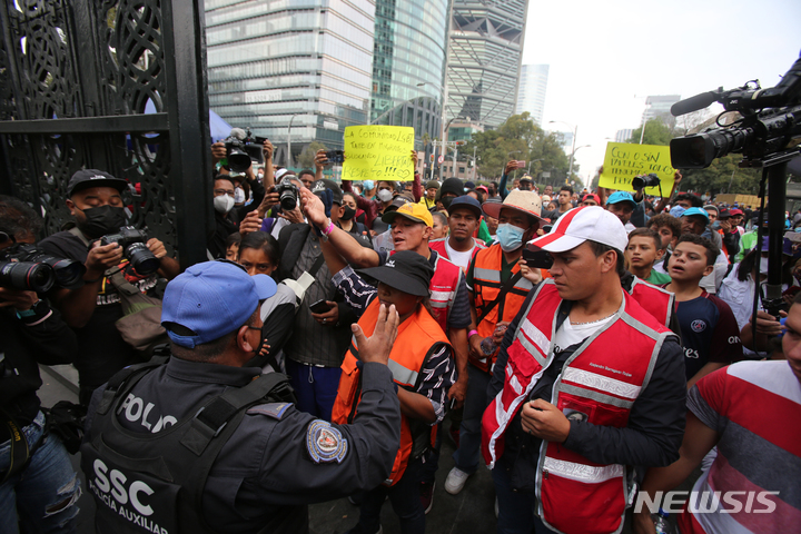[멕시코시티= AP/뉴시스] 유엔이 제정한&nbsp; '세계 이주민의 날'인 12월 18일에&nbsp; 멕시코시티 시내에서 도보 여행 도중에 숨진 이민들과 멕시코에서 대량 살해당한 이민들을 추모하며 시위를 벌이는 중미이민들 . 