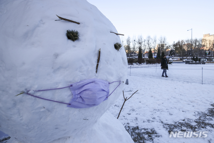 [서울=뉴시스] 정병혁 기자 = 지난 19일 오전 서울 중구 서울광장에 만들어진 눈사람에 마스크가 씌워져 있다. 2021.12.19. jhope@newsis.com