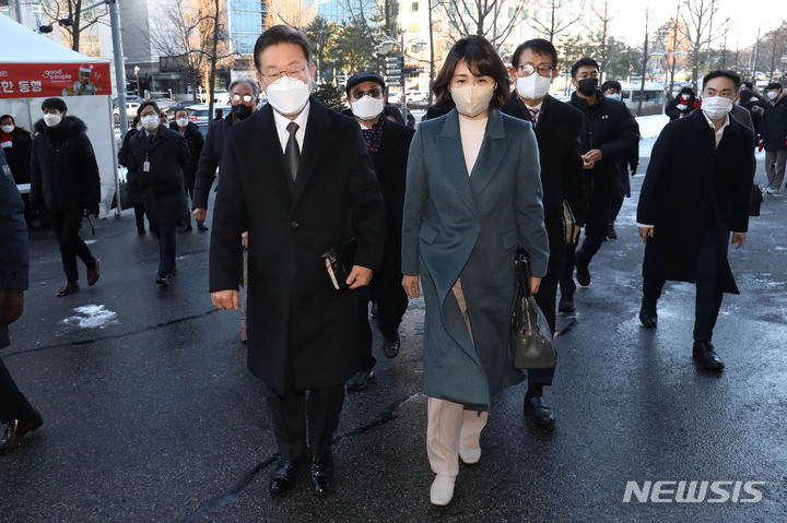 [서울=뉴시스] 국회사진기자단 = 이재명 더불어민주당 대선 후보가 부인 김혜경씨와 함께 19일 오전 서울 여의도 순복음교회에서 열린 예배에 참석하고 있다. 2021.12.19. photo@newsis.com