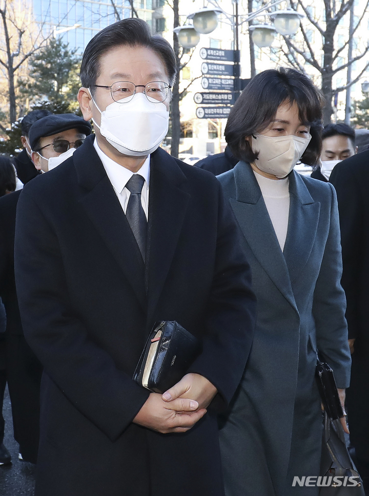 [서울=뉴시스] 국회사진기자단 = 이재명 더불어민주당 대선 후보가 부인 김혜경씨와 함께 19일 오전 서울 여의도 순복음교회에서 열린 예배에 참석하고 있다. 2021.12.19. photo@newsis.com