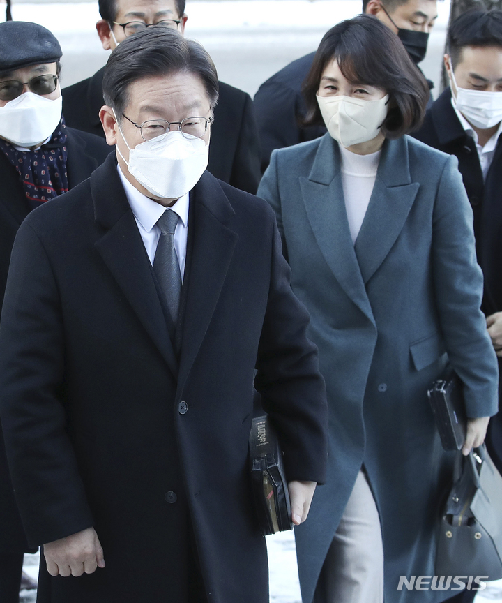 [서울=뉴시스] 국회사진기자단 = 이재명 더불어민주당 대선 후보가 부인 김혜경씨와 함께 19일 오전 서울 여의도 순복음교회에서 열린 예배에 참석하고 있다. 2021.12.19. photo@newsis.com