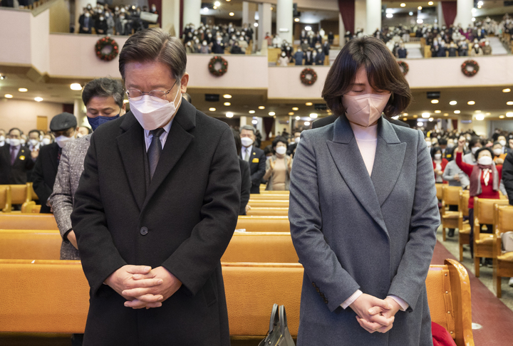 [서울=뉴시스] 최진석 기자 = 이재명 더불어민주당 대선 후보와 부인 김혜경씨가 19일 오전 서울 여의도 순복음교회에서 열린 예배에 참석해 기도하고 있다. (사진=더불어민주당 제공) 2021.12.19. photo@newsis.com *재판매 및 DB 금지