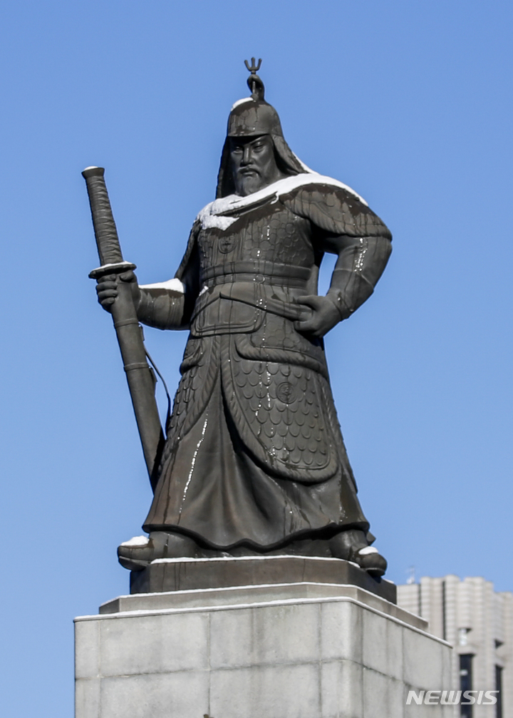 [서울=뉴시스] 정병혁 기자 = 서울 종로구 광화문광장 이순신장군 동상에 눈이 쌓여 있다. 2021.12.19. jhope@newsis.com