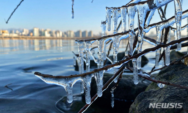[서울=뉴시스] 권창회 기자 = 서울을 비롯한 수도권 지역의 아침 날씨가 영하권 추위를 보이는 가운데 지난 19일 오전 서울 여의도 한강공원 강변에 고드름이 달려있다. 2021.12.19. kch0523@newsis.com