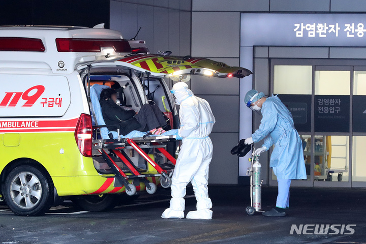 [서울=뉴시스] 백동현 기자 = 지난 19일 오전 서울 중랑구 서울의료원에서 구급대원들이 코로나19 재택환자 전담 응급센터로 환자를 이송하고 있다. 2021.12.19. livertrent@newsis.com