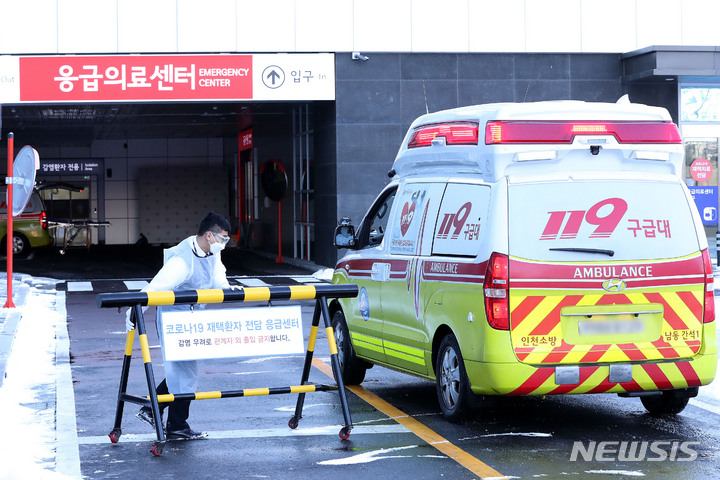 [서울=뉴시스] 백동현 기자 = 지난달 19일 오전 서울 중랑구 서울의료원에서 코로나19 환자를 이송하는 구급차량이 들어가고 있다. 2021.12.19. livertrent@newsis.com