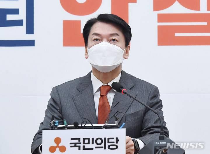 [서울=뉴시스] 최진석 기자 = 안철수 국민의당 대선 후보가 19일 서울 여의도 국회에서 ‘현 대선시국에 대한 긴급제안 기자회견’을 하고 있다. (공동취재사진) 2021.12.19. photo@newsis.com