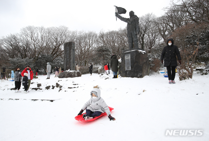 [제주=뉴시스] 우장호 기자 = 지난 19일 오후 제주 한라산 1100고지를 찾은 시민과 관광객들이 눈썰매를 타며 즐거운 시간을 보내고 있다. 2021.12.19. woo1223@newsis.com