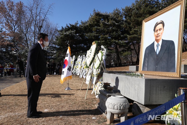 [서울=뉴시스] 국회사진기자단 = 윤석열 국민의힘 대선 후보가 지난 19일 서울 용산구 효창공원 삼의사묘에서 열린 매헌 윤봉길 의사 순국 89주기 추모식에서 헌화·분향하고 있다. 2021.12.19. photo@newsis.com