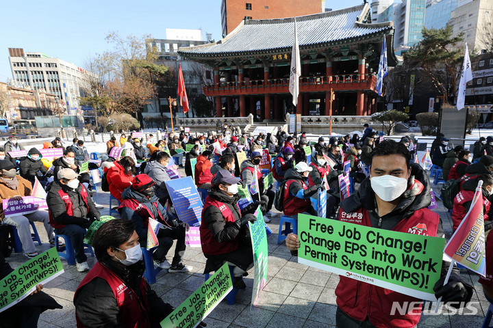 [서울=뉴시스] 백동현 기자 = 이주노동자노동조합 조합원들이 19일 오후 서울 종로구 보신각 앞에서 열린 세계이주노동자의날 결의대회에 참가해 피켓을 들고 있다. 2021.12.19. livertrent@newsis.com