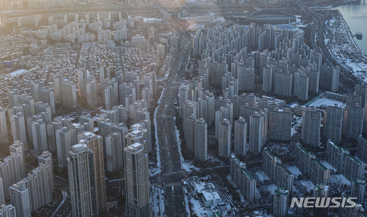 [서울=뉴시스] 권창회 기자 = 서울 송파구 롯데월드타워 서울스카이에서 바라본 아파트 단지 모습. 2021.12.19. kch0523@newsis.com