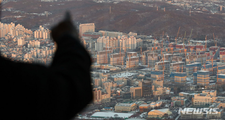 [서울=뉴시스] 권창회 기자 = 서울 송파구 롯데월드타워 서울스카이에서 바라본 아파트 단지 모습. 2021.12.19. kch0523@newsis.com