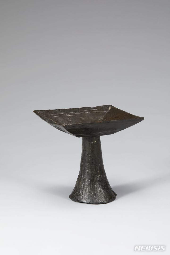 [서울=뉴시스] 칠 굽다리접시. (사진=국립중앙박물관 제공) 2021.12.20. photo@newsis.com *재판매 및 DB 금지