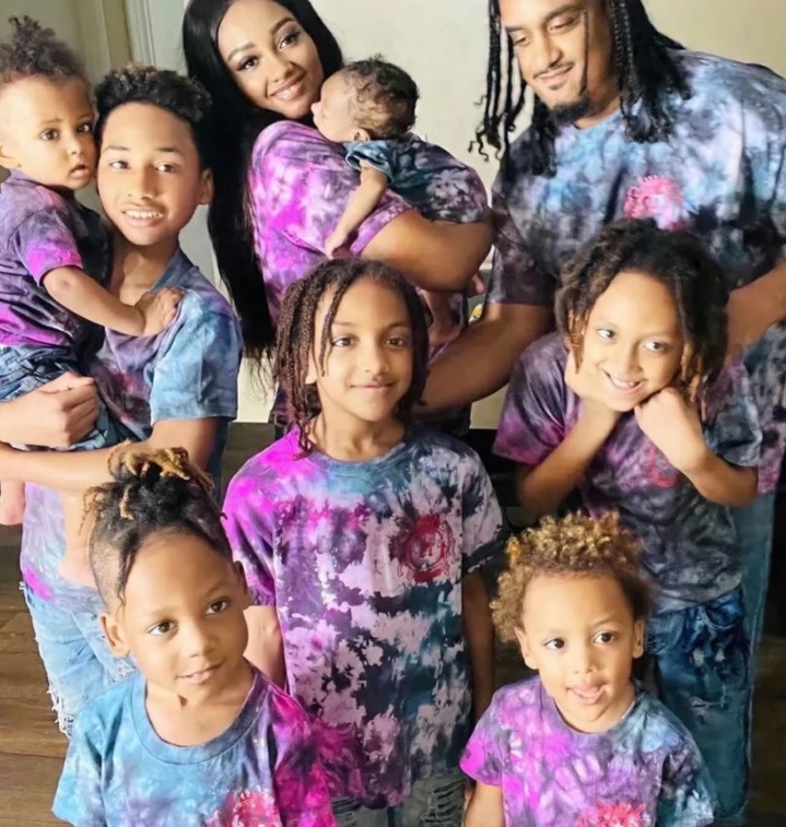 [서울=뉴시스] 미국 텍사스주 댈러스의 야란시아 로사리오(29)는 지난 18일 SNS를 통해 9번째 아들을 임신했다고 밝혔다. 그는 SNS 댓글을 통해 넷째 아들은 태어난 지 얼마 안 돼 사망했으며, 현재 7명 남자아이의 육아를 전담하고 있다고 밝혔다. (출처 : 야란시아 인스타그램 사진 캡처) 2021.12.20. *재판매 및 DB 금지