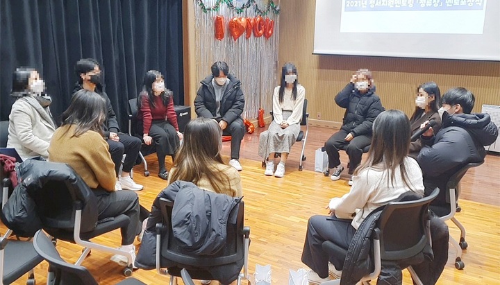 [서울=뉴시스] 서울 강서구는 21일 유관기관과 손잡고 올해 청소년 안전망 사업을 되돌아보는 온라인 성과공유회를 개최한다고 20일 밝혔다. 사진은 강서구 청소년들이 정서지원멘토링 '정류장' 활동에 참여하는 모습. (사진=강서구 제공) 2021.12.20. photo@newsis.com *재판매 및 DB 금지