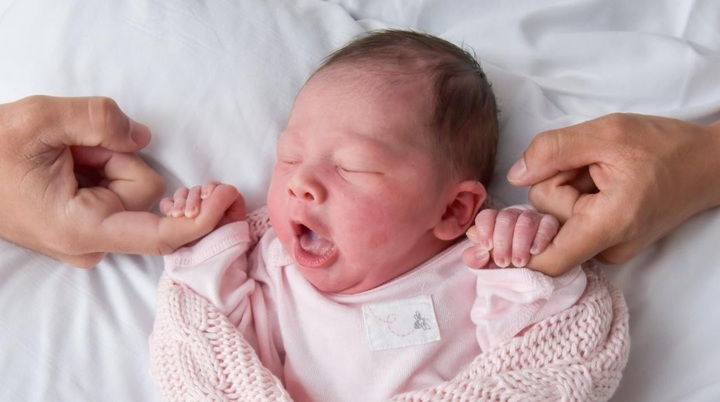 [서울=뉴시스] 미국 펜실베이니아주 필라델피아에서 지난 9월 이란 셰리(33)가 출산을 위해 병원에 가던 중 양수가 터져 자동차 조수석에서 출산했다. 이때 남편 키팅 셰리가 자율주행모드를 시행해 병원 가는 동안 아내의 출산을 도왔다. 사진은 이때 태어난 아이 '테슬라 베이비' 릴리의 모습이다. (출처 : '테슬라 베이비' 엄마 이란 셰리 페이스북) 2021.12.20. *재판매 및 DB 금지