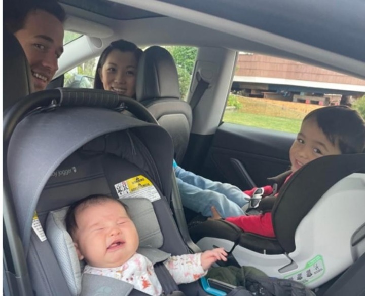 [서울=뉴시스] 미국 필라델피아에서 지난 9월 이란 셰리(33)가 출산을 위해 병원에 가던 중 양수가 터져 자동차 조수석에서 출산했다. 이때 남편 키팅 셰리가 자율주행모드를 시행해 병원 가는 동안 아내의 출산을 도왔다. 왼쪽 하단 베이비 시트에 앉아있는 아이가 이때 태어난 '테슬라 베이비' 릴리이다. (출처 : 페이스북 홈페이지 갈무리) 2021.12.20. *재판매 및 DB 금지