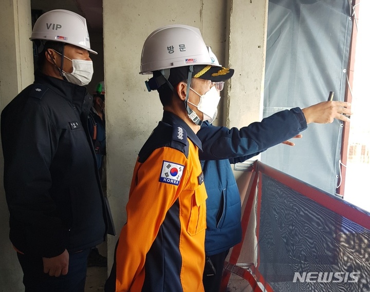 [대구=뉴시스] 화재 안전관리 안전점검을 하고 있는 소방관다. 뉴시스DB. 2023.06.11 photo@newsis.com