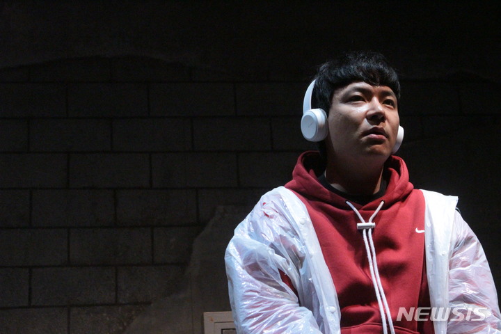 [서울=뉴시스]연극 '복서와 소년' 공연 연습 사진. (사진=극단 학전 제공) 2021.12.20. photo@newsis.com *재판매 및 DB 금지