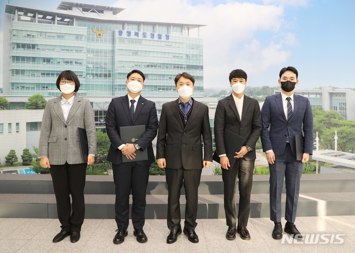 [청주=뉴시스] 안성수 기자 = 충청북도경찰청이 20일 '제2회 경찰청 일반직공무원 경력경쟁채용시험'을 통해 뽑은 신임 검시조사관 4명을 임용했다. (사진=충북경찰청 제공) 2021.12.20. photo@newsis.com