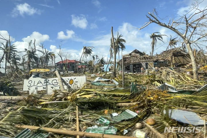 [시아르가오=AP/뉴시스] 19일(현지시간) 필리핀 남부 수리가오 델 노르테의 시아르가오 섬에서 태풍 '라이'로 쓰러진 나무와 파손된 가옥이 보인다. 제22호 태풍 '라이'로 최소 146명이 숨지고 30만 명의 이재민이 발생한 것으로 나타났다. 2021.12.20.