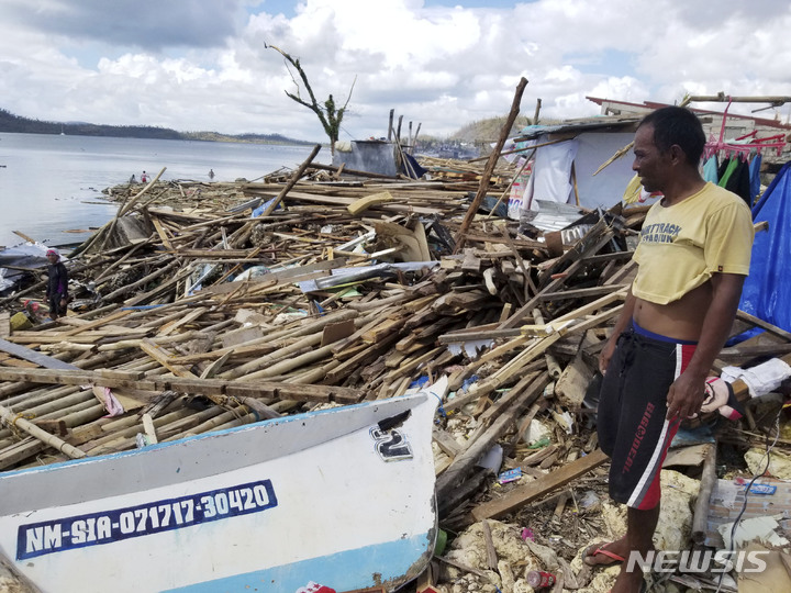 [시아르가오=AP/뉴시스] 19일(현지시간) 필리핀 남부 수리가오 델 노르테의 시아르가오 섬에서 한 주민이 태풍 '라이'로 파괴된 잔해를 보고 있다. 제22호 태풍 '라이'로 최소 146명이 숨지고 30만 명의 이재민이 발생한 것으로 나타났다. 2021.12.20.