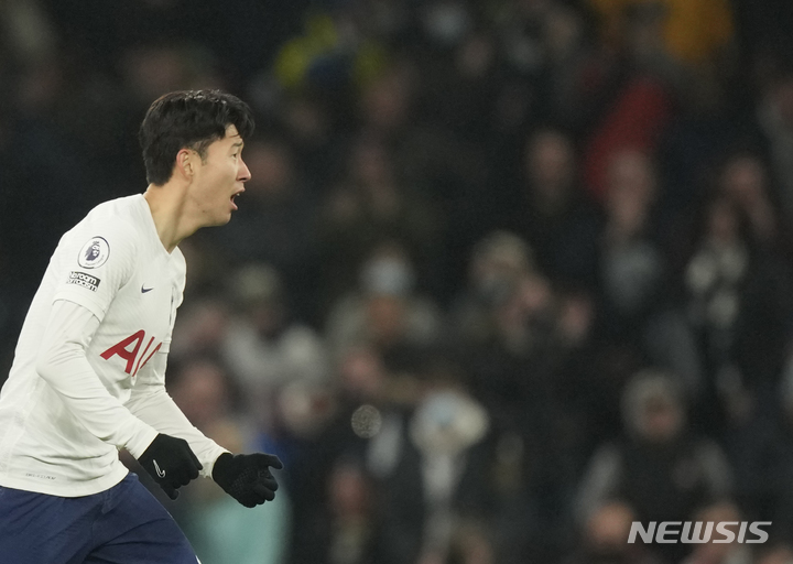 [런던=AP/뉴시스] 토트넘의 손흥민이 19일(현지시간) 영국 런던의 토트넘 홋스퍼 스타디움에서 열린 2021~22시즌 잉글랜드 프로축구 프리미어리그(EPL) 18라운드 리버풀과의 경기 후반 29분 팀의 두 번째 골을 넣고 기뻐하고 있다 손흥민은 리그 7호 골을 기록했고 토트넘은 2-2로 비겼다. 2021.12.20.
