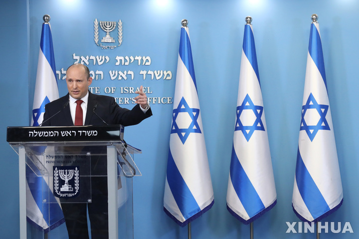 [예루살렘=신화/뉴시스] 나프탈리 베네트 이스라엘 총리가 19일(현지시간) 예루살렘에서 기자회견 하고 있다. 베네트 총리는 오미크론 변이로 코로나19 5차 유행이 시작됐다면서 새로운 규제를 숙고하고 있다고 밝혔다. 59개국을 여행 금지국으로 지정한 이스라엘은 코로나19 백신 4차 접종 임상시험에 돌입했다. 2021.12.20.