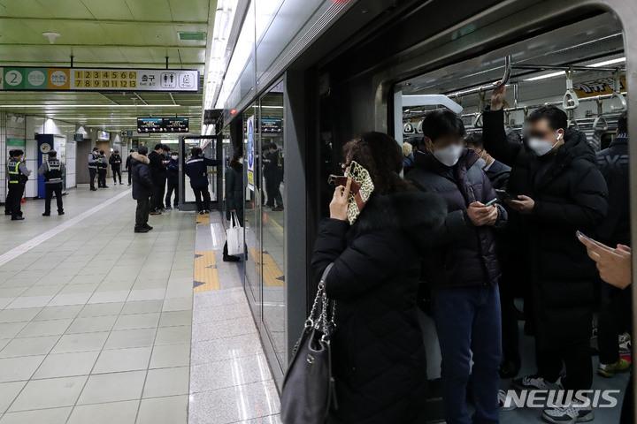 [서울=뉴시스] 백동현 기자 = 20일 오전 서울 성동구 왕십리역 5호선에서 전국장애인차별철폐연대의 장애인 이동권 보장 시위 중에 승강장의 안전문이 파손되어 열차가 지연되고 있다. 2021.12.20. livertrent@newsis.com