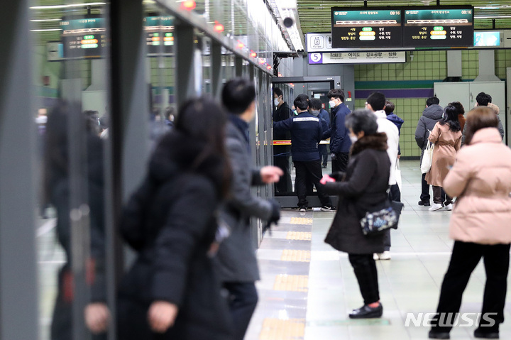 [서울=뉴시스] 백동현 기자 = 20일 오전 서울 성동구 왕십리역 5호선에서 전국장애인차별철폐연대의 장애인 이동권 보장 시위 중에 승강장의 안전문이 파손되어 열차가 지연되고 있다. 2021.12.20. livertrent@newsis.com