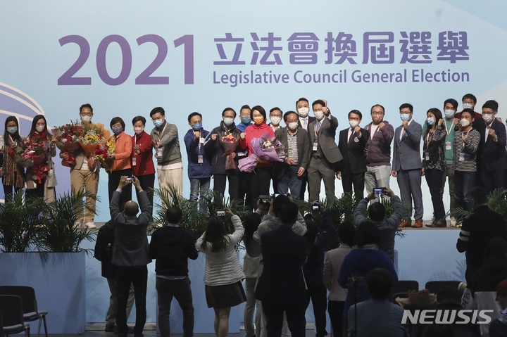 [홍콩=AP/뉴시스] 홍콩 경찰이 해외에서 의회를 설립한 데 관련된 이들을 홍콩 국가보안법 위반 혐의로 지명수배했다고 25일 관영 신화통신과 홍콩 사우스차이나모닝포스트(SCMP) 등이 보도했다. 사진은 2021년 12월 20일 홍콩에서 전날 입법회(의회) 선거에서 선출된 친중 성향 당선자들이 사진을 촬영하는 모습. 2021.12.20 