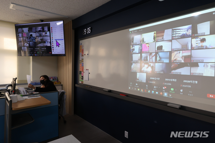 [서울=뉴시스] 정병혁 기자 = 지난해 12월20일 오전 서울 성북구 장위중학교에서 선생님이 2학년 과학 원격수업을 진행하고 있다. (공동취재사진) 2021.12.20. photo@newsis.com