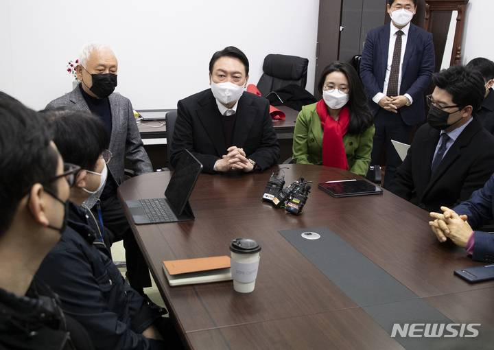 [서울=뉴시스] 국회사진기자단 = 윤석열 국민의힘 대선 후보가 20일 서울 여의도 새시대준비위원회 사무실에서 새시대준비위 수석부위원장으로 합류한 신지예 한국여성정치네트워크 대표 환영식을 하고 있다. 2021.12.20. photo@newsis.com