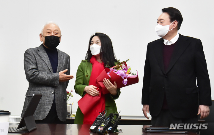 [서울=뉴시스] 국회사진기자단 = 윤석열 국민의힘 대선 후보가 20일 서울 여의도 새시대준비위원회 사무실에서 새시대준비위 수석부위원장으로 합류한 신지예 한국여성정치네트워크 대표 환영식을 하고 있다. 2021.12.20. photo@newsis.com