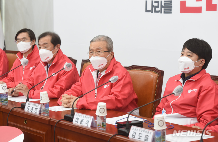 [서울=뉴시스] 최진석 기자 = 김종인(왼쪽 세번째) 국민의힘 총괄선거대책위원장이 20일 오전 국회에서 열린 중앙선거대책위원회의에서 발언을 하고 있다. (공동취재사진) 2021.12.20. photo@newsis.com