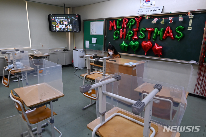 [수원=뉴시스] 김종택기자 = 정부의 사회적 거리두기 강화 조치에 따라 수도권 모든 학교와 비수도권 과대·과밀학교의 전면등교가 중단되고 등교수업과 원격수업이 병행 실시된 지난 20일 오전 경기도 수원시 화홍중학교에서 교사가 온라인 수업을 진행하고 있다. 지난달 22일 수도권을 포함한 전국에서 전면 등교에 돌입한지 4주 만이다. 2021.12.21. jtk@newsis.com