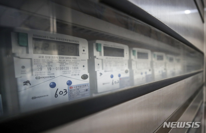 [서울=뉴시스] 정병혁 기자 = 20일 오전 서울시내 주택가에 설치된 전기 계량기의 모습. 2021.12.20. jhope@newsis.com